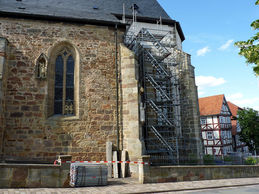 Einrüstung von St. Crescentius an der Südseite (Foto: Karl-Franz Thiede)